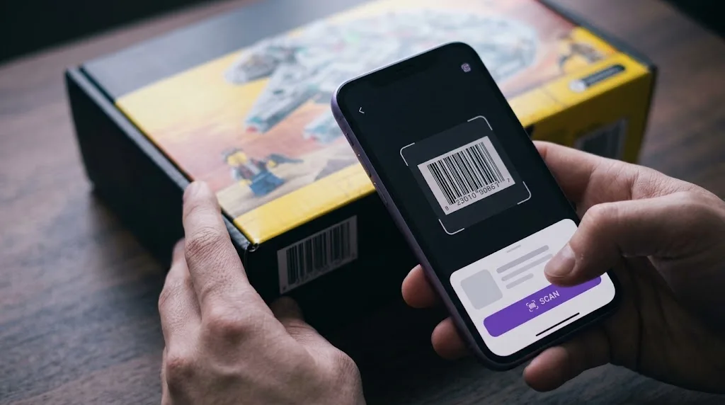 Een telefoon scant de streepjescode op de zijkant van een doos